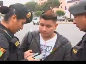 Policías revisan celulares a transeúntes para saber si son robados
