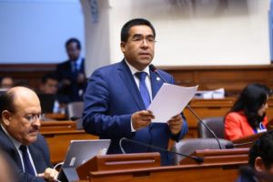 Alberto Oliva Corrales renunció a Peruanos por el Kambio