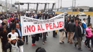 Policía y manifestantes enfrentados en marcha contra peaje en Puente Piedra