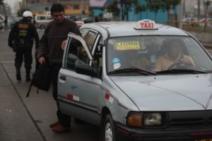 Ministerio de Transportes evalúa eliminar autos colectivos