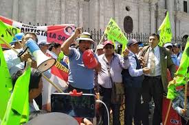Bloquean paso de Arequipa hacia Moquegua y Tacna por  huelga de Tía María
